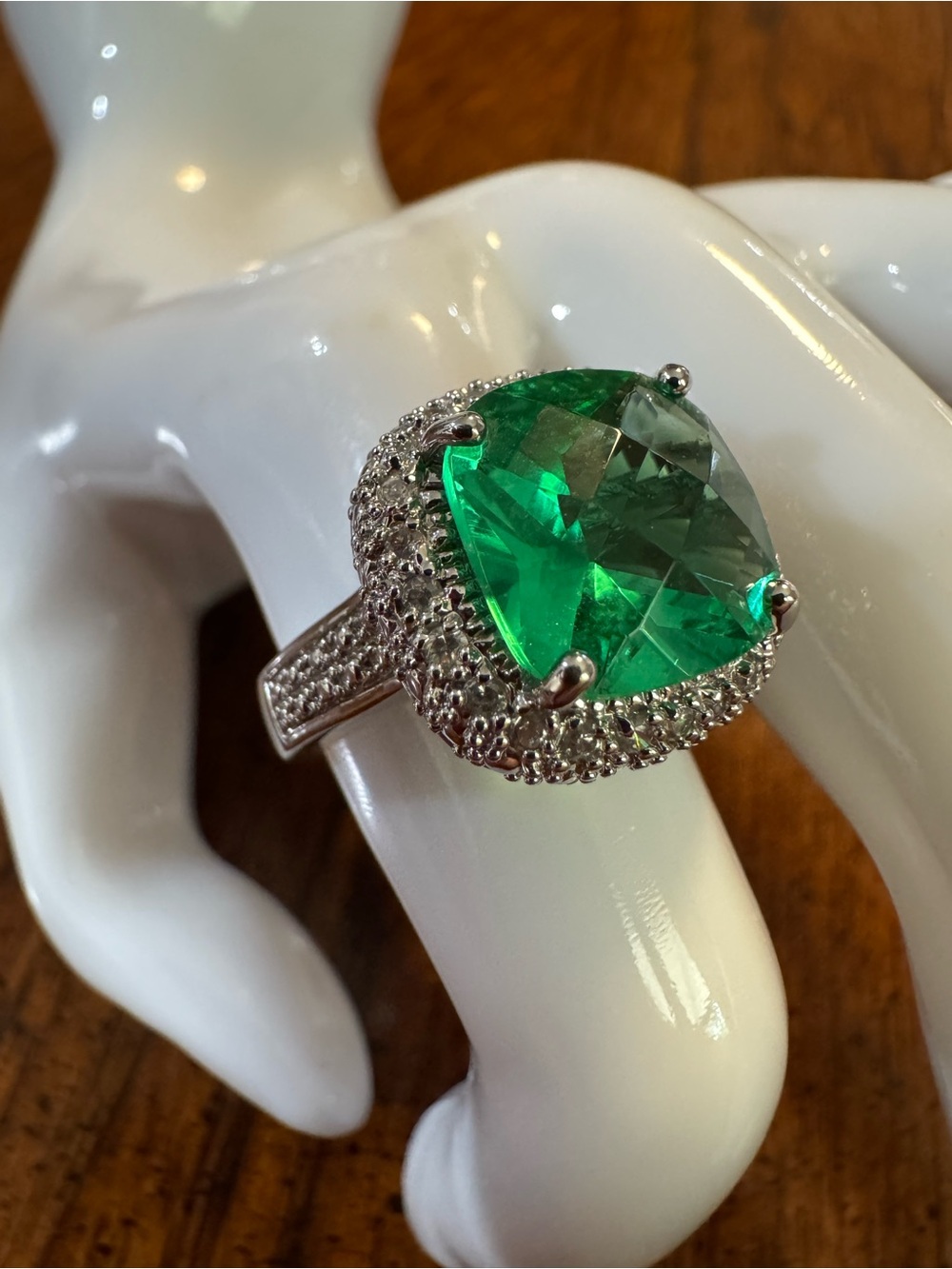 Green and clear glass stone ring in silver tone. Size 6 3/4. EUC. - Picture 4 of 7